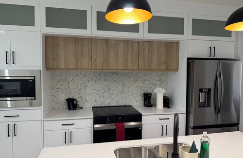 Northwest Edmonton House | Stylish 4 Bedroom 2.5 Bathroom