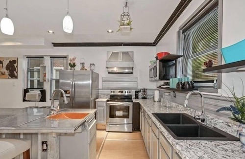 Camden House | Stylish 4 bedroom home near Philadelphia