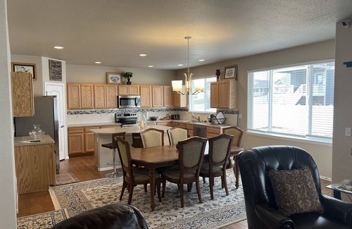Greeley House | Stylish 4 bedroom house near to I25 and Hwy 34 *New Neighborhood*