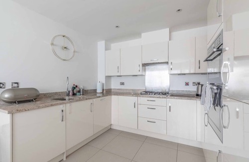 Slough House | Stylish 4-Bedroom Retreat in Slough