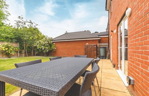Slough House | Stylish 4-Bedroom Retreat in Slough