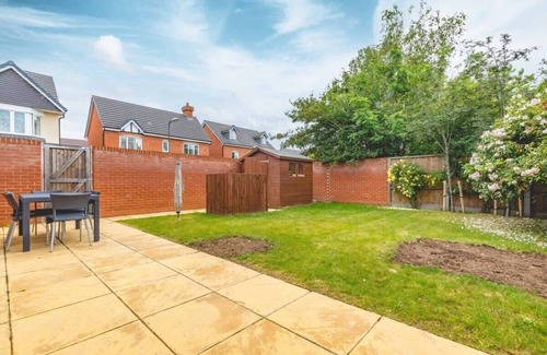 Slough House | Stylish 4-Bedroom Retreat in Slough