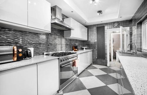 Birmingham House | Stylish 4 Bedroom Townhouse - Edgbaston - Near Birmingham City Centre - Sleeps 8 - Parking - 578P
