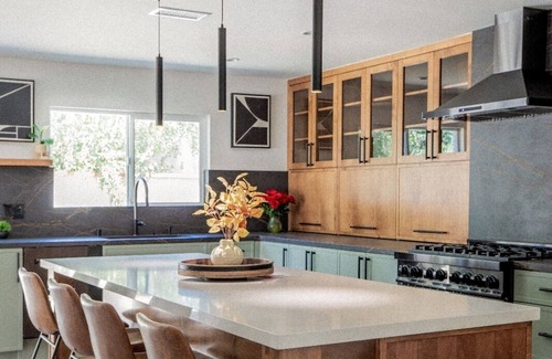 Woodland Hills House | Stylish 4BR/2.5BTR Haven for Families with Garage space for long terms