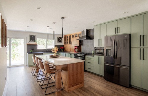 Woodland Hills House | Stylish 4BR/2.5BTR Haven for Families with Garage space for long terms