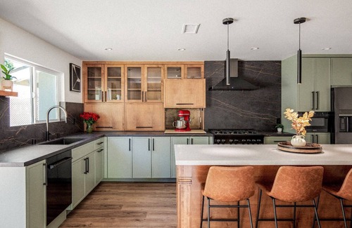 Woodland Hills House | Stylish 4BR/2.5BTR Haven for Families with Garage space for long terms
