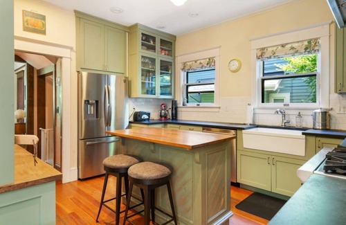 Belmont House | Stylish 4BR Belmont Haven w/Saltwater hot tub!