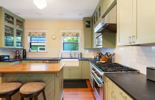 Belmont House | Stylish 4BR Belmont Haven w/Saltwater hot tub!