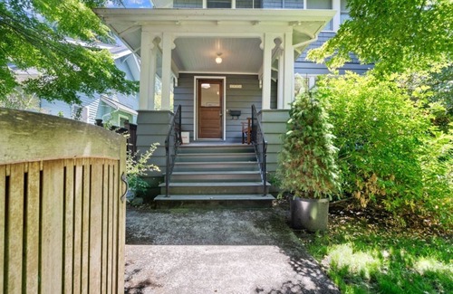 Belmont House | Stylish 4BR Belmont Haven w/Saltwater hot tub!