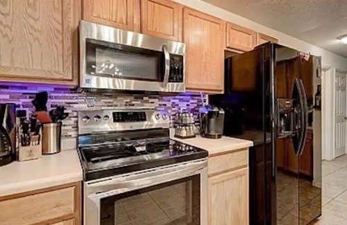 Tierra Oeste House | Stylish 4BR Oasis - Best of ABQ w/Scenic Backyard