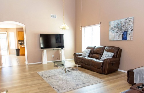 Tamaron Villa | Stylish 5 Bedroom 3 Bath Getaway with Full Kitchen