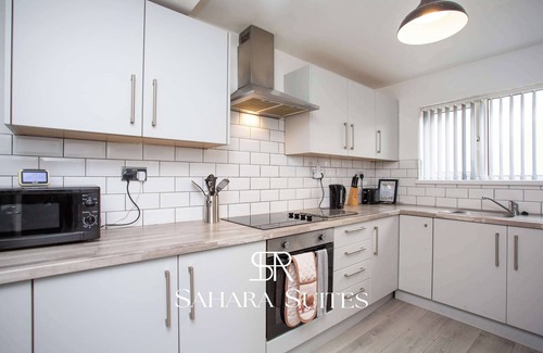 Blyth House | Stylish 5BR – Contractor Stay & Parking – 20% Off