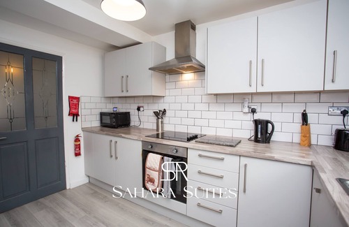 Blyth House | Stylish 5BR – Contractor Stay & Parking – 20% Off