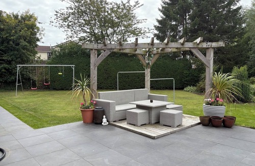 West Rainton House | Stylish 6 Bed - Huge Garden, 10 min to Durham City
