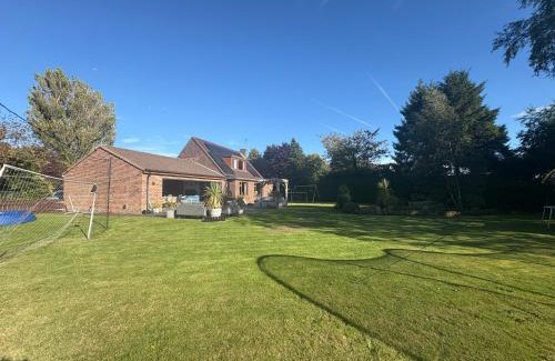 West Rainton House | Stylish 6 Bed - Huge Garden, 10 min to Durham City