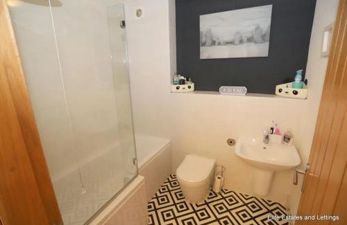 West Rainton House | Stylish 6 Bed - Huge Garden, 10 min to Durham City