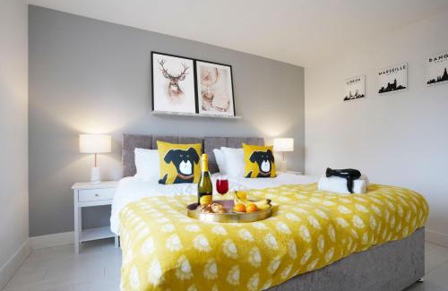 Newport Pagnell House | Stylish 6 Bedroom 3 Bathroom Detached House with Free Parking, Super-Fast Wifi, Pool Table, Smart TVs with Netflix by Yoko Property