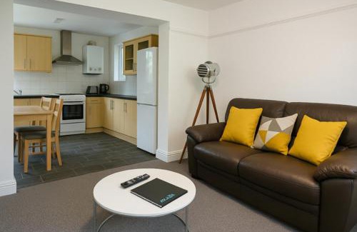 Nottingham Apartment | Stylish 8-BR House - Near Sherwood, City Hospital & Nottingham City Centre - Garden - Sleeps 16