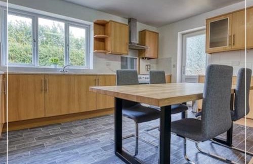 Nottingham Apartment | Stylish 8-BR House - Near Sherwood, City Hospital & Nottingham City Centre - Garden - Sleeps 16
