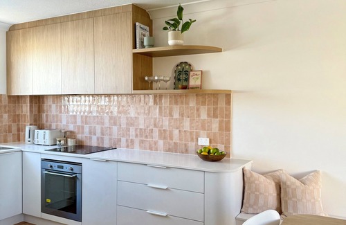 Buddina Apartment | Stylish abode walking distance to Point Cartwright, La Balsa & Kawana Beach.