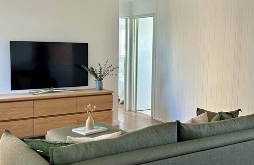 Buddina Apartment | Stylish abode walking distance to Point Cartwright, La Balsa & Kawana Beach.