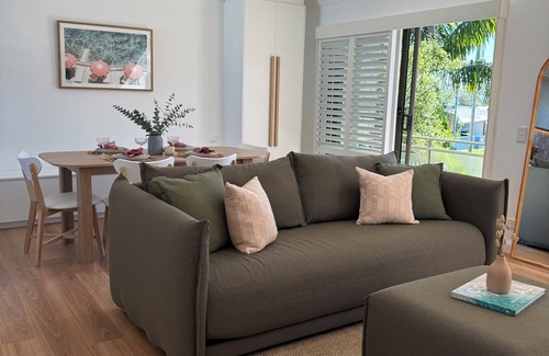 Buddina Apartment | Stylish abode walking distance to Point Cartwright, La Balsa & Kawana Beach.