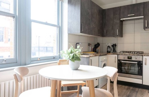 Bethnal Green Apartment | Stylish and Comfy 1-Bed, with Wi-Fi and workspace.