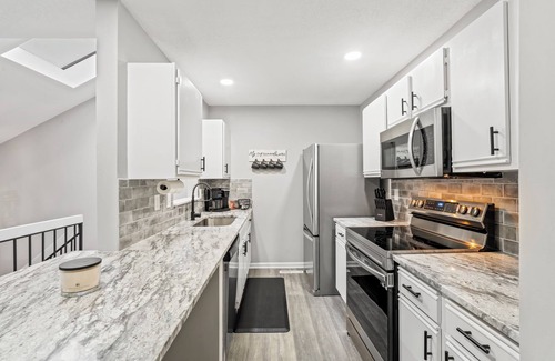 Overland Park House | Stylish and Comfortable 3-Bedroom Townhome in Overland Park with WIFI and Pool!