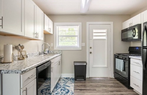South Tuxedo Park Apartment | Stylish and Cozy 2 Bed/1.5 Bath Home