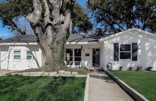 Irving House | Stylish and Cozy 4BR Home for Long-Term Stays!