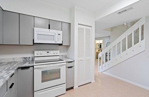 Central Beach House | Stylish and Peaceful 2-bedroom townhome 1 block to the beach