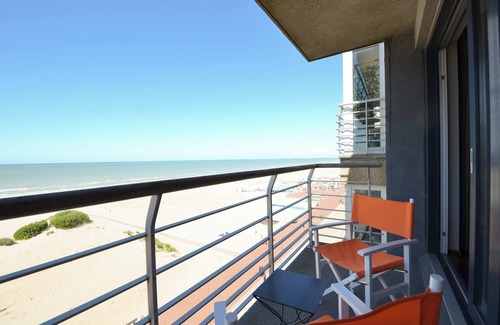 Oostduinkerke-Bad Apartment | Stylish apartment with balcony, sea views