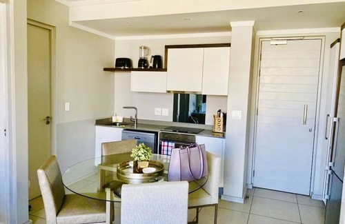 Sandown Apartment | Stylish Apartment at the Heart of Sandton, Unit 910, Masingita Towers