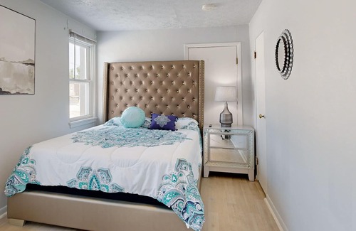 Mishawaka Apartment | Stylish apartment close to universities, dining, and attractions