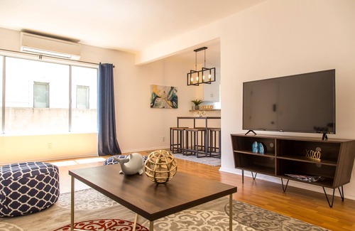 Downtown House | Stylish Apartment Downtown Glendale - Access to LA