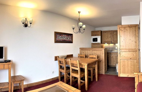 La Toussuire Apartment | Stylish Apartment · South-Facing Balcony · Pool & Parking