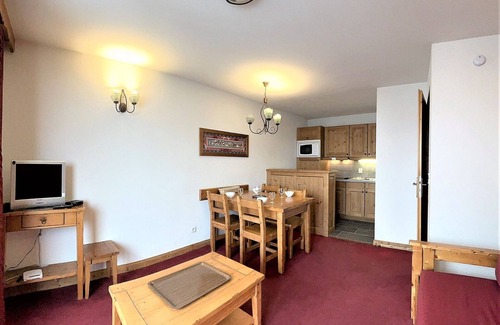 La Toussuire Apartment | Stylish Apartment · South-Facing Balcony · Pool & Parking