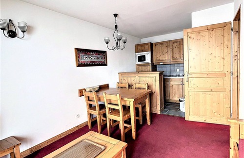 La Toussuire Apartment | Stylish Apartment · South-Facing Balcony · Pool & Parking