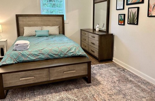 Hickory House | Stylish apartment in central location