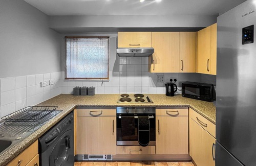 Feltham North Apartment | ⭑ Stylish Apartment Near Heathrow, Skyline Views ⭑
