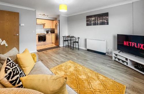Feltham West Apartment | Stylish Apartment Near Heathrow, Skyline Views