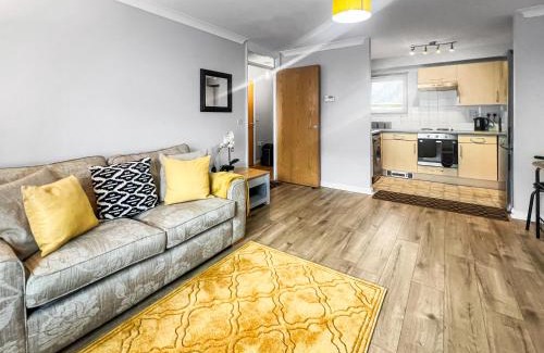 Feltham West Apartment | Stylish Apartment Near Heathrow, Skyline Views