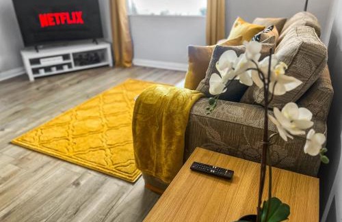 Feltham West Apartment | Stylish Apartment Near Heathrow, Skyline Views