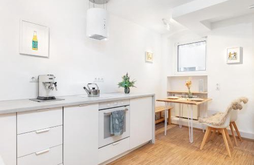 Weissensee Apartment | Stylish Apartment With Home Cinema, 2-min Tram