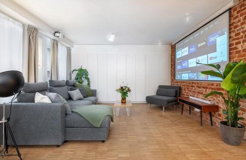 Weissensee Apartment | Stylish Apartment With Home Cinema, 2-min Tram