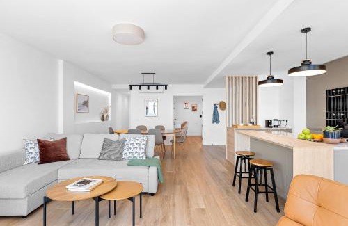 Radazul Apartment | Stylish Apartment with Stunning Views & Parking