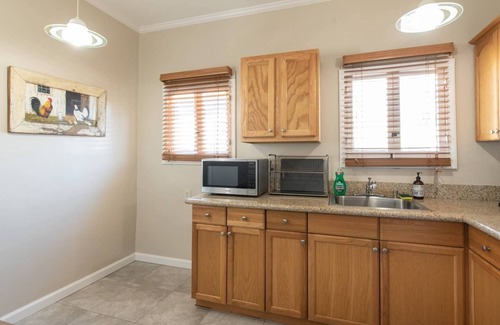 South Arroyo Apartment | Stylish Apt close to Old Town and Rose Bowl