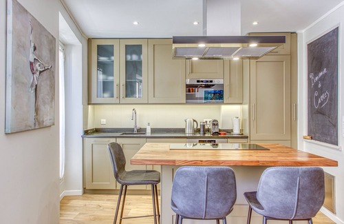 Cannes Old Town Apartment | Stylish Apt in charming le Suquet/Cannes-Steps from beaches, old port & Palais
