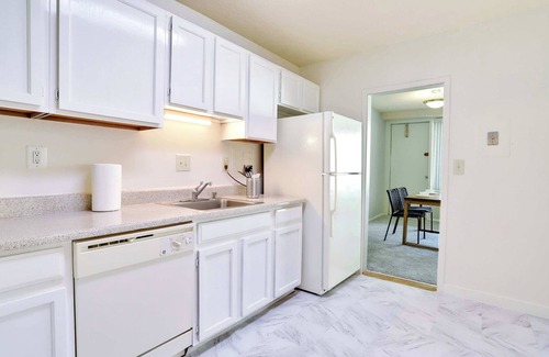 Crystal City Apartment | Stylish Apt Near Metro w Gym - Close to DC