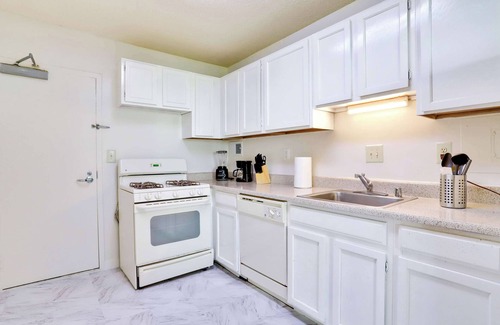 Crystal City Apartment | Stylish Apt Near Metro w Gym - Close to DC